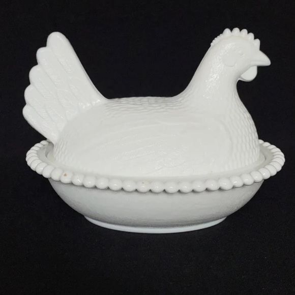 Hen on Nest Milk Glass - Picture 1 of 6